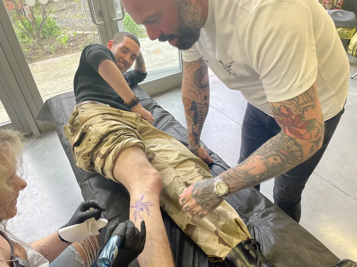 Tutor guiding a tattoo session